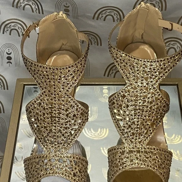 NWT Gold Textured Metallic Heels - Picture 5 of 13